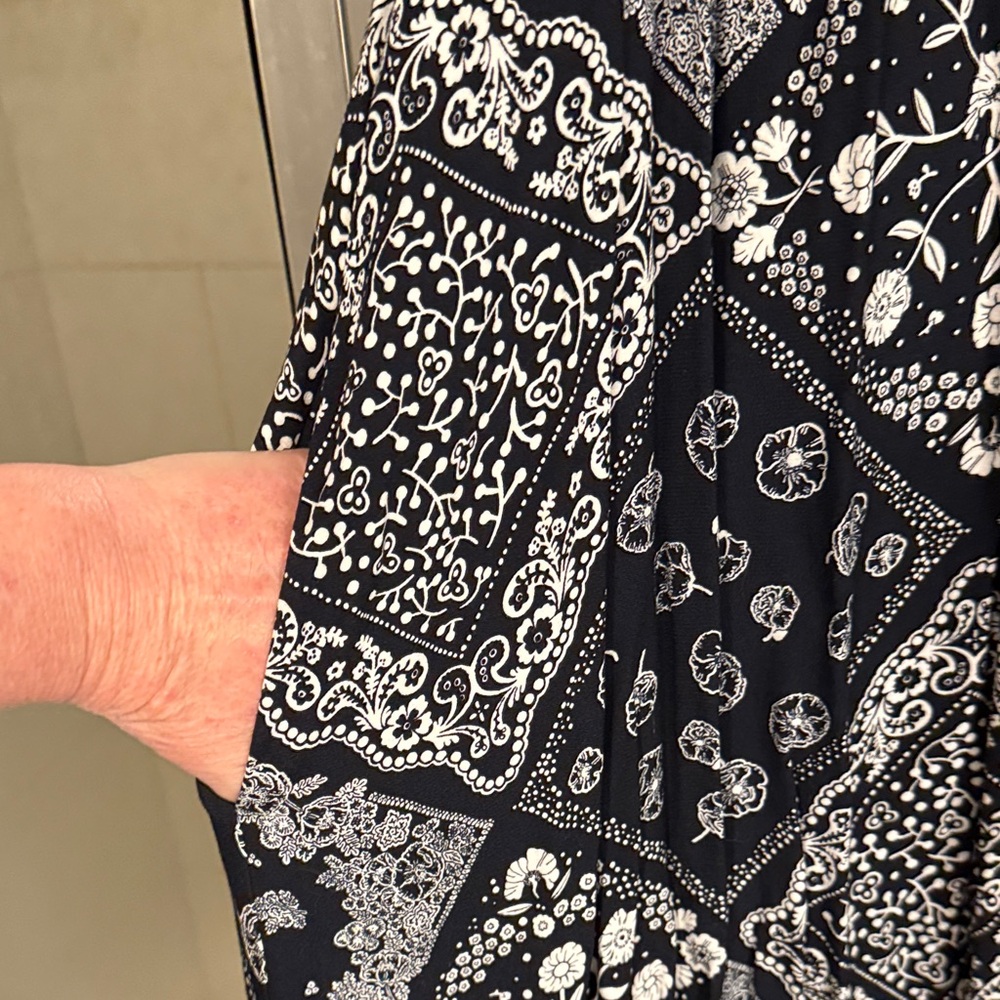 LOFT Navy and White Floral Dress- NWT’s - Picture 4 of 10